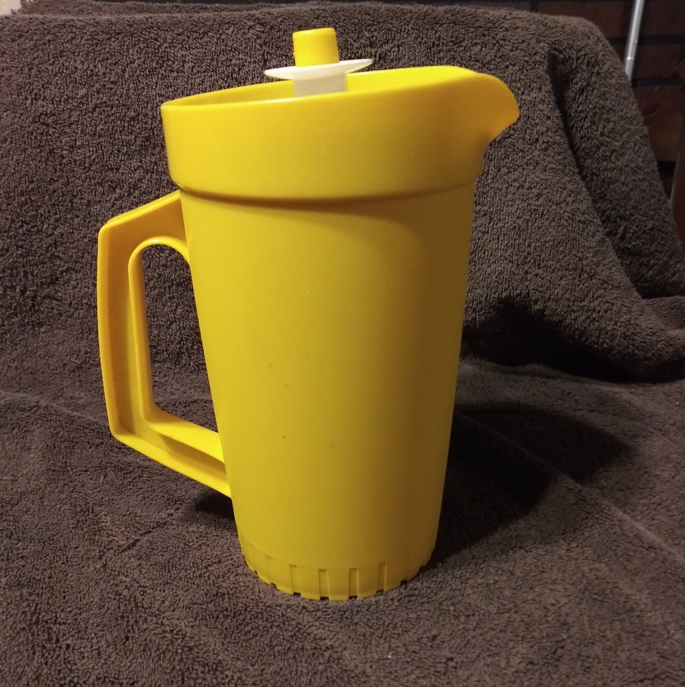 Vintage Tupperware 1 Quart Yellow Pitcher